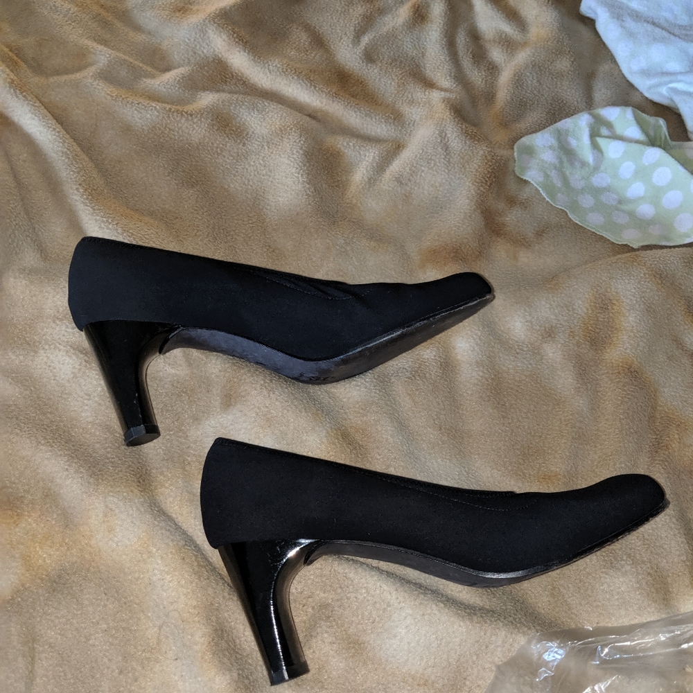 Brand New DKNY black pumps